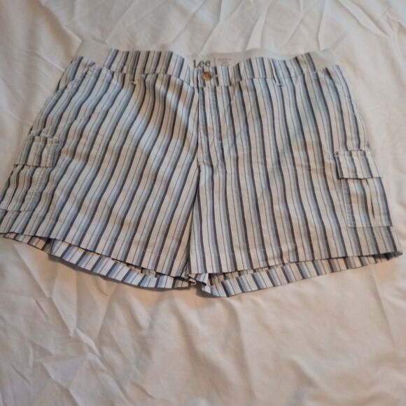 Lee Women's Striped Regular Fit Mid Rise Shorts. 18 Plussize Comfy Stretch - Picture 1 of 7